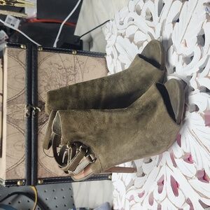 Vince Camuto Green Suede 4in heels with adjustable velco strap size 8.5
